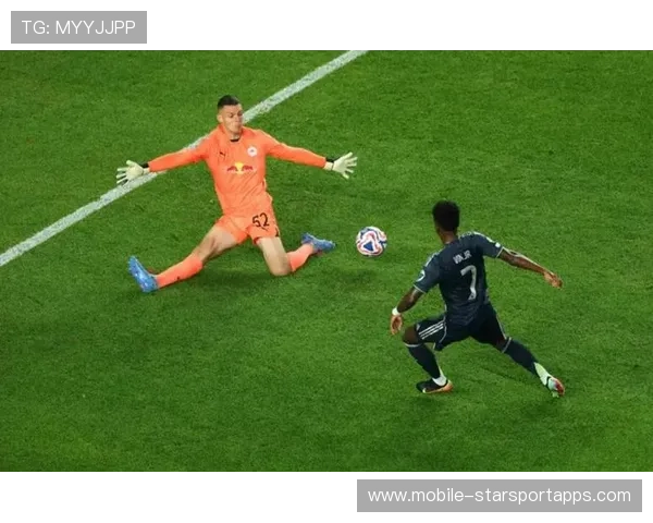 曼城后场组队：门将与中卫练习短传与长传之间的平衡